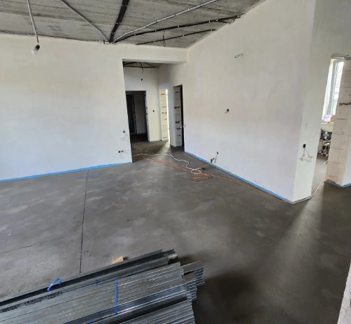 Готовая стяжка пола в большом помещении